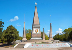 Памятник Славы воинам 2-й гвардейской армии и братская могила Героев Советского Союза