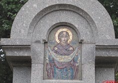 Памятный знак на месте снесённой Покровской церкви