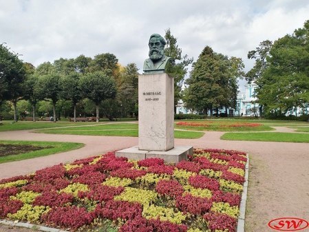 Бюст Ф. Энгельса у Смольного