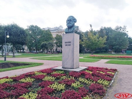 Бюст К. Маркса у Смольного