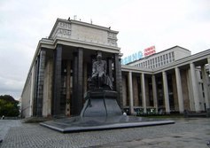 Памятник Ф.М. Достоевскому в Москве на Моховой