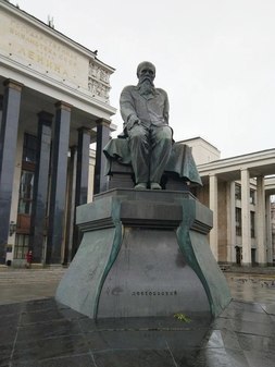 Памятник Ф.М. Достоевскому в Москве на Моховой