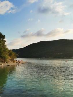 Дикий пляж в Абрау-Дюрсо