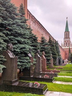 Некрополь у Кремлёвской стены