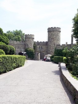 Западные ворота Воронцовского дворца в Алупке
