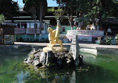 Фонтан "Рыбак" на набережной Алушты