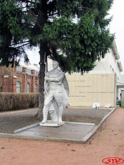 Памятник погибшим сотрудникам Подъемтрансмаша