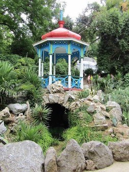 Арабская беседка в Нижнем парке