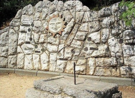 Солнечные часы и каменная карта «Солнечной тропы»