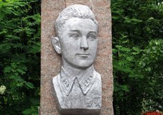 Памятник Н.В. Оплеснину