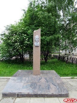 Памятник Н.В. Оплеснину