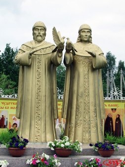 Памятник Петру и Февронии в Сыктывкаре