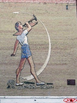 Барельефы и мозаика на стенах здания  ДПиШ города Ухты