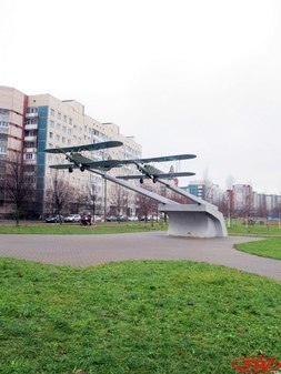 Первым лётчикам России, героическим авиаторам Комендантского аэродрома