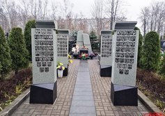 Мемориал "Сложенные крылья" на Серафимовском кладбище