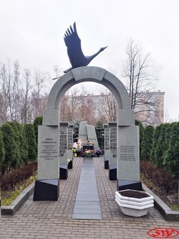 Мемориал "Сложенные крылья" на Серафимовском кладбище