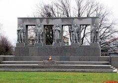 Памятник "Стойкости и мужеству Ленинградцев" на Серафимовском кладбище