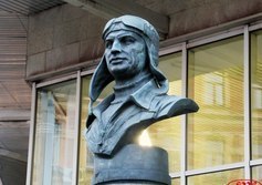 Бюст В.П. Чкалова у метро «Чкаловская»