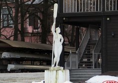 Скульптура «Девушка с веслом»