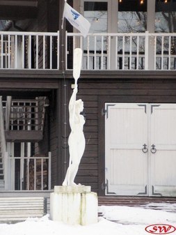 Скульптура «Девушка с веслом»