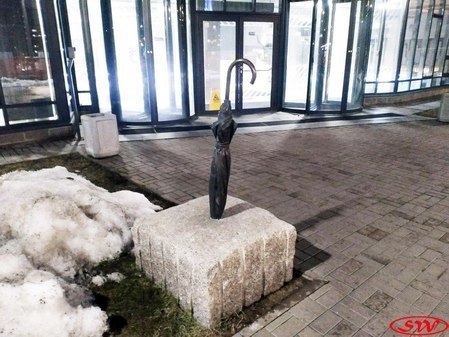 Памятник зонтику