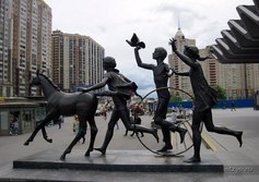 Скульптура "Бегущие дети"