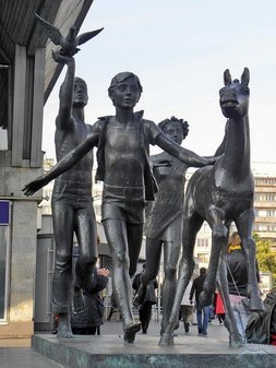 Скульптура "Бегущие дети"