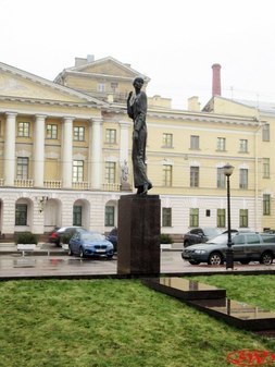 Памятник Анне Ахматовой напротив «Крестов»