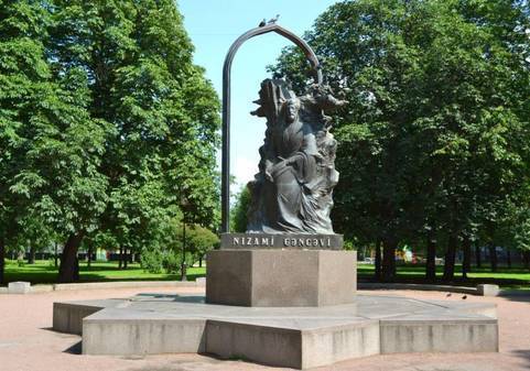 Памятник Низами Гянджеви в Санкт-Петербурге