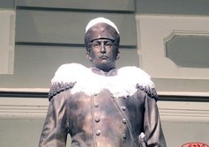 Памятник адмиралу Нахимову напротив Авроры