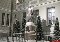 Памятник адмиралу Нахимову напротив Авроры