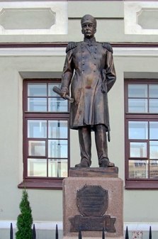 Памятник адмиралу Нахимову напротив Авроры