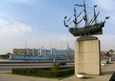 Памятный знак фрегату «Крейсер»