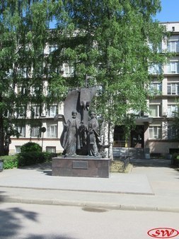Памятник Петру и Февронии у Политехнического университета