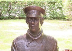 Скульптура студента-политехника у Политехнического университета