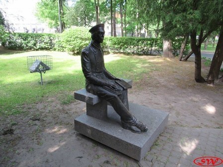 Скульптура студента-политехника у Политехнического университета