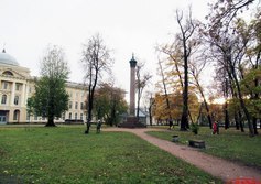 Колонна 50-летию основания Академии художеств