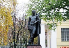 Памятник Петру Клодту всаду Академии Художеств