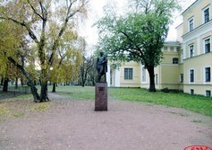 Памятник Петру Клодту всаду Академии Художеств