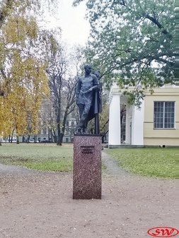 Памятник Петру Клодту всаду Академии Художеств