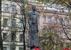 Памятник Косте Хетагурову в саду Академии Художеств