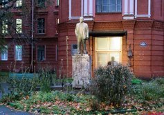 Памятник В.И. Ленину у Покровской больницы