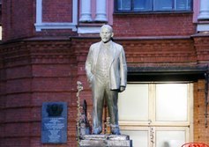 Памятник В.И. Ленину у Покровской больницы