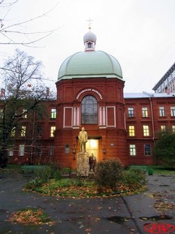 Памятник В.И. Ленину у Покровской больницы