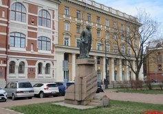 Памятник В.И. Ленину перед Администрацией Василеостровского района