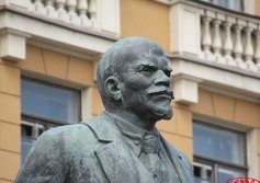 Памятник В.И. Ленину перед Администрацией Василеостровского района