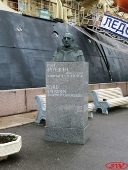 Памятник Руалю Амундсену