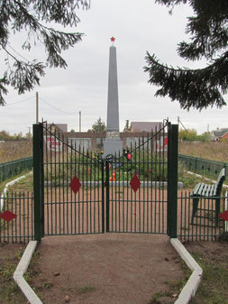 Братская могила советских воинов в Романовке