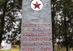 Братская могила воинов РККА в д. Лукаши