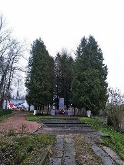 Братская могила воинов РККА в д. Лукаши